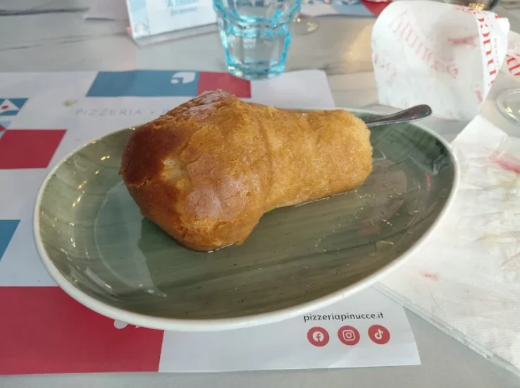 Babà napoletano bagnato al rum