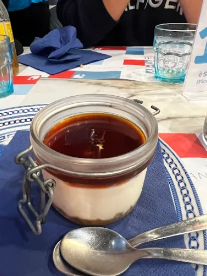 Panna cotta al caramello servita nel barattolo