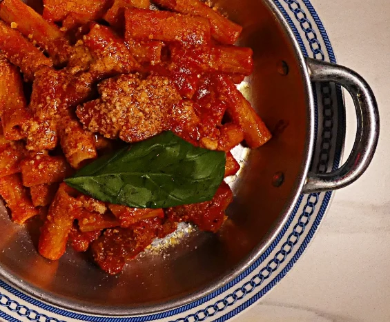 Un primo della casa con ragù napoletano e basilico fresco