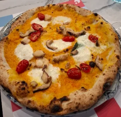Pizza bianca con datterini e funghi
