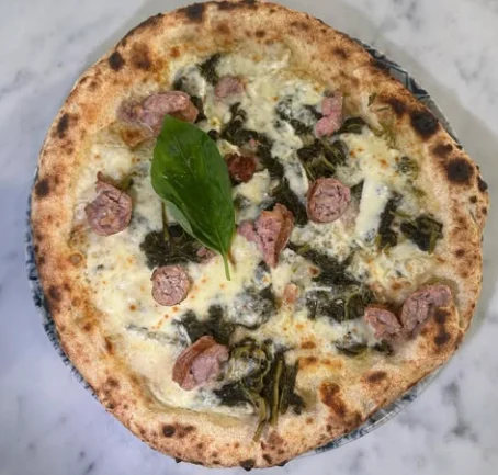 Pizza bianca con friarielli e salsiccia punta di coltello