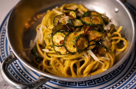 Spaghetti alla nerano con crema di zucchine e chips croccanti