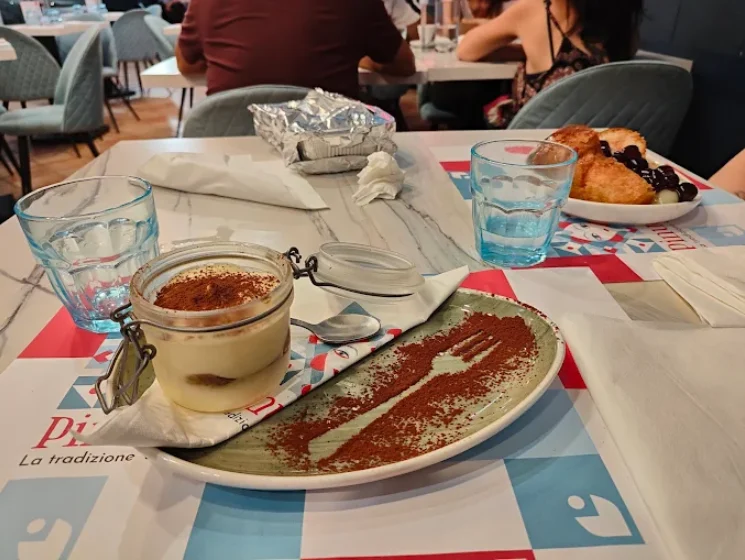 Tiramisù al bicchiere con cacao in polvere
