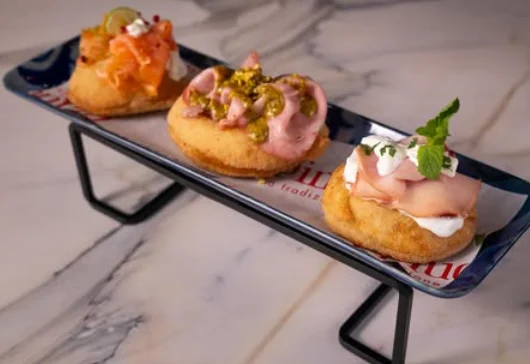 Tris di montanarine gourmet su vassoio in ceramica maiolica