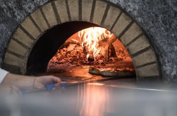 Forno a legna a vista con fiamma viva