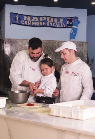 La famiglia Fumiento al lavoro nella pizzeria di Mariano Comense
